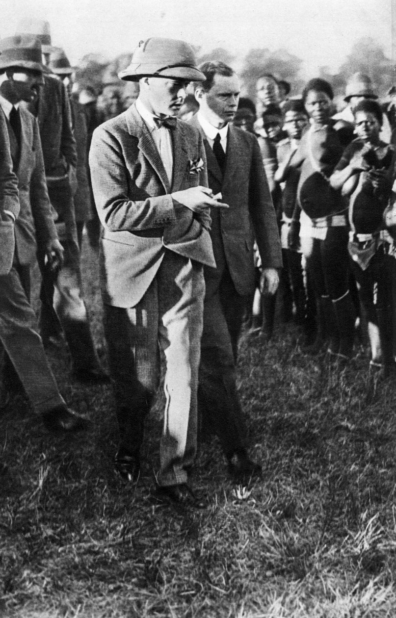 Der Prinz von Wales und eine Gruppe von Usuta-Tänzern, Zululand, 1925 von Unbekannt