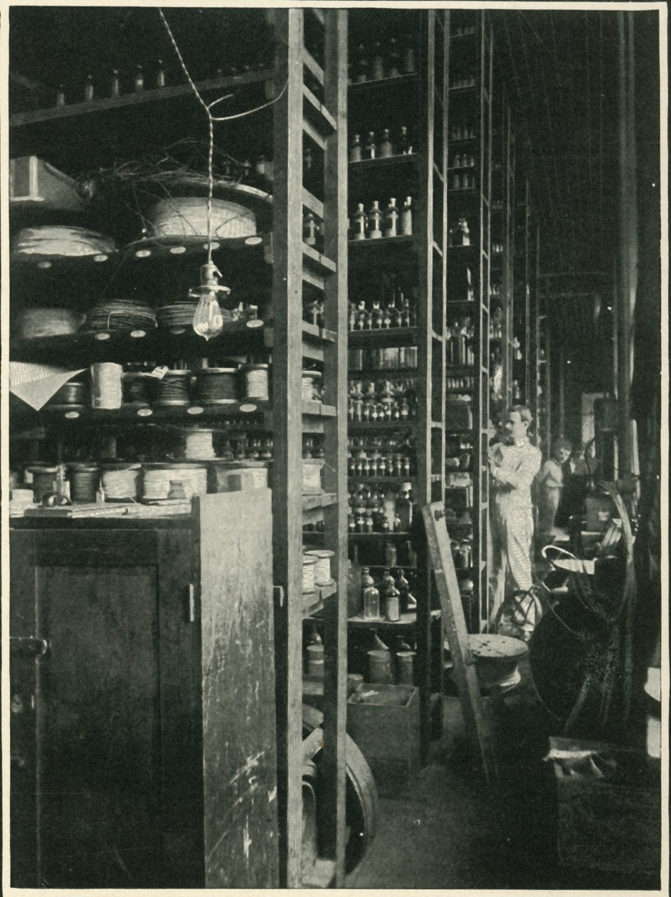 Die Regale von Edisons Labor mit Proben jeder bekannten Substanz, 1902 von Unbekannt