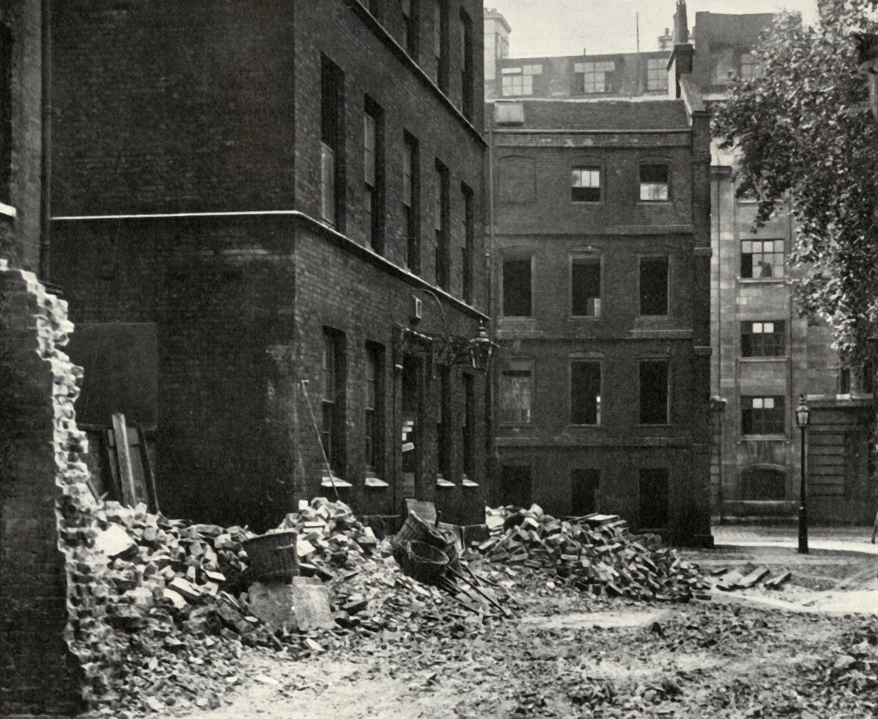 Der Standort des Tors von Fetter Lane und die verfallenen Häuser, die auf den Abriss warten, 1934 von Unbekannt