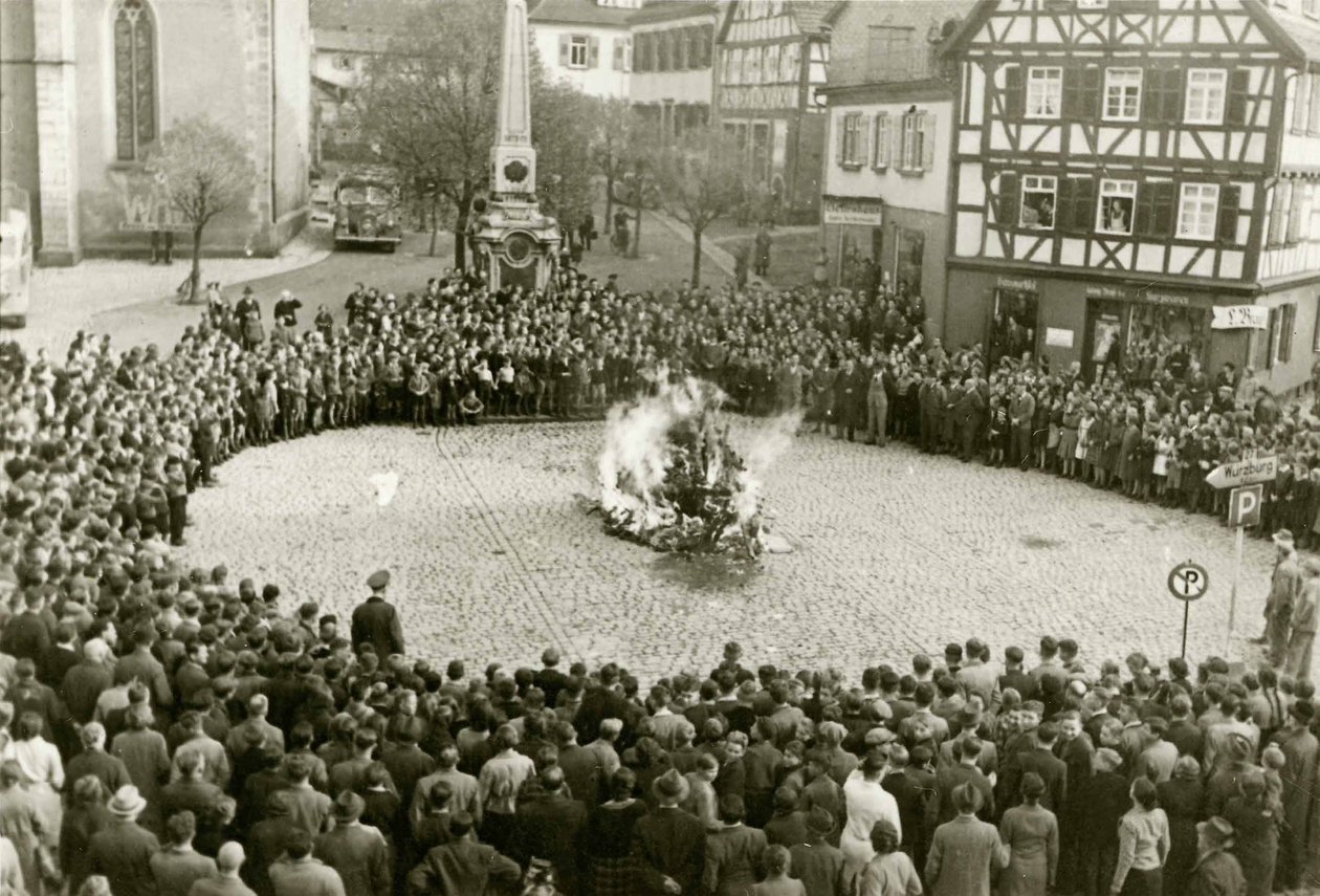 Die Einrichtungs- und Ritualgegenstände aus der Synagoge in Mosbach auf dem Marktplatz am 10. November von Unbekannt