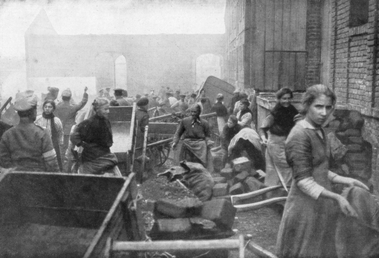 Die Bewohner von Caudry kommen, um Nahrung von der britischen Armee zu holen, Frankreich, 1918 von Unbekannt