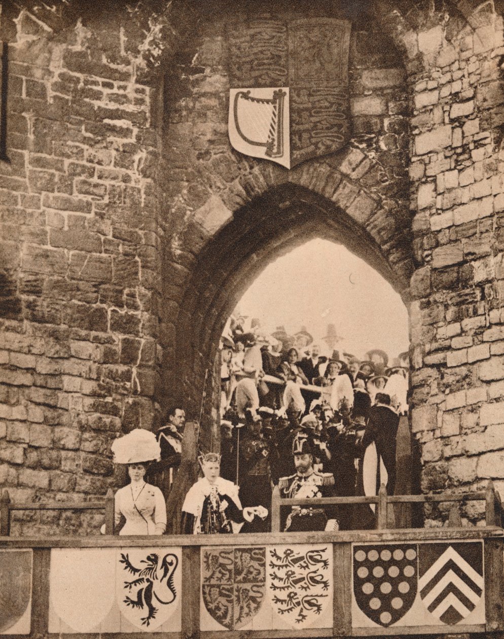 Die Investitur des Prinzen von Wales im Caernarvon Castle, 13. Juli 1911, 1935 von Unbekannt