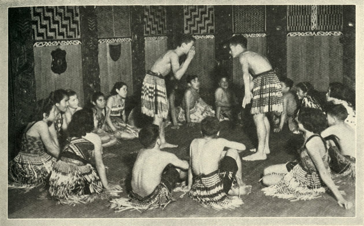 Diese Maori-Kinder an der Nativeschule, Whakarewarewa, spielen ein Handspiel, ca. 1948 von Unbekannt