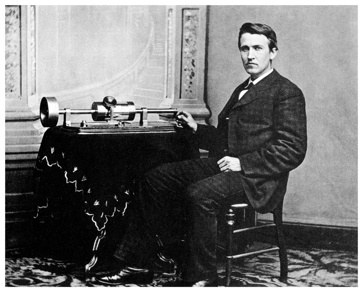 Thomas Alva Edison, amerikanischer Erfinder, mit seinem Phonographen, ca. 1878 von Unbekannt