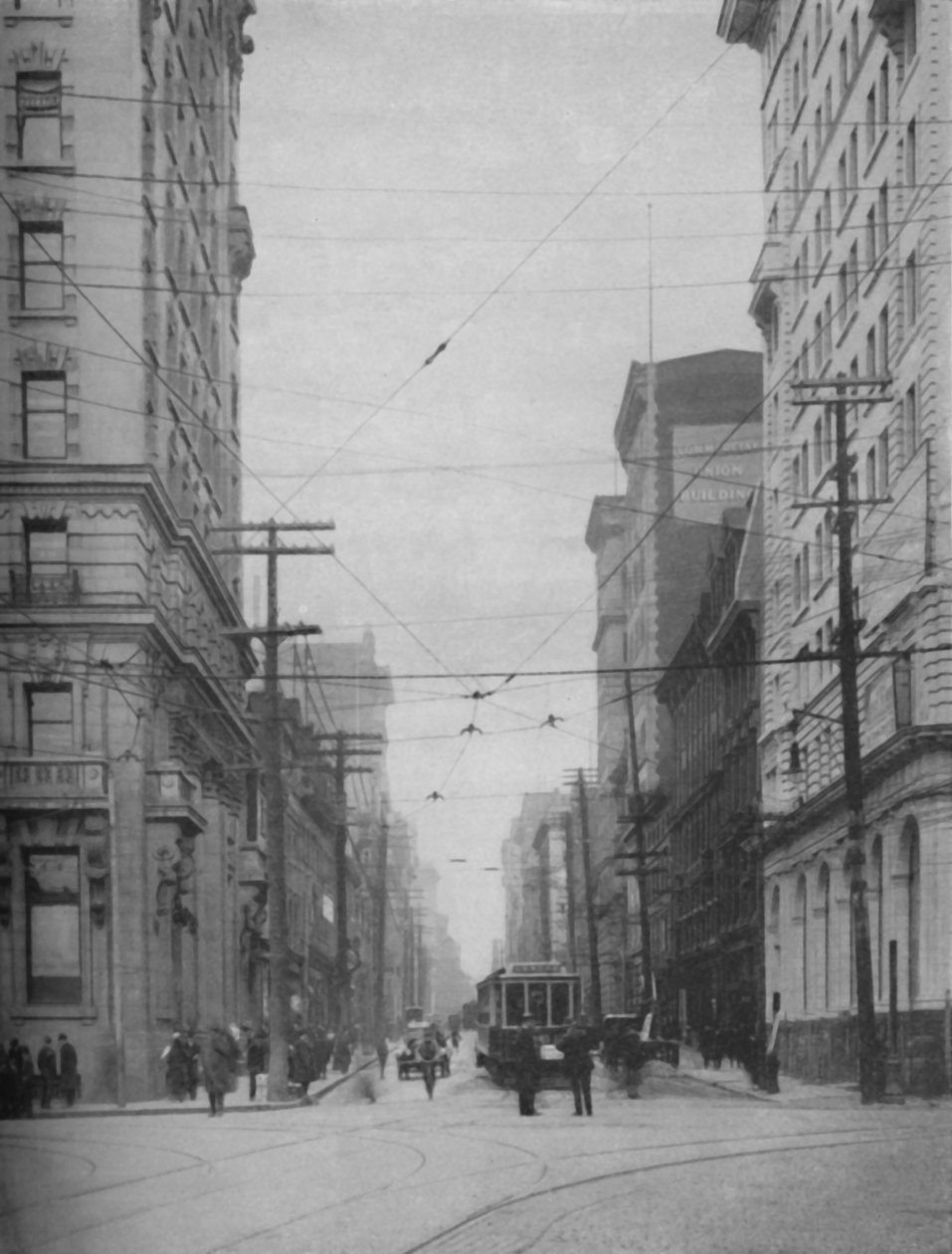 Türmende Fassaden einer der belebtesten Einkaufsstraßen der Stadt, um 1935 von Unbekannt