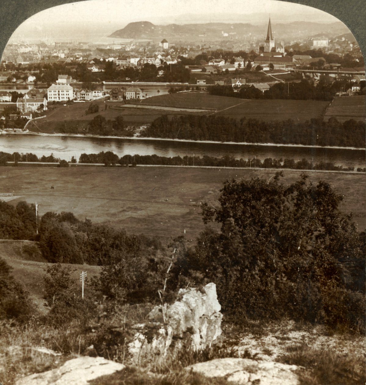 Trondhjem, seine Häuser, Lagerhäuser und Kathedrale, zwischen Fluss Nid und Fjord, Norwegen, 1905 von Unbekannt