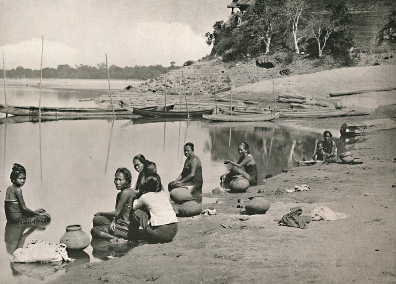 Typische Flussszene am großen Irrawaddy - Frauen baden und holen Wasser, 1900 von Unbekannt