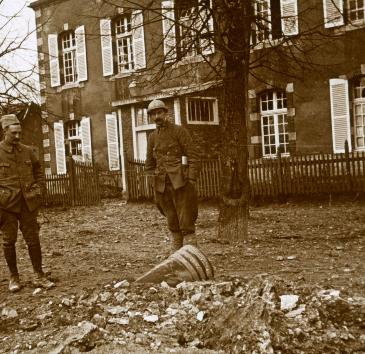 Unexplodierte 380 Granate, Verdun, Nordfrankreich, um 1914-1918 von Unbekannt