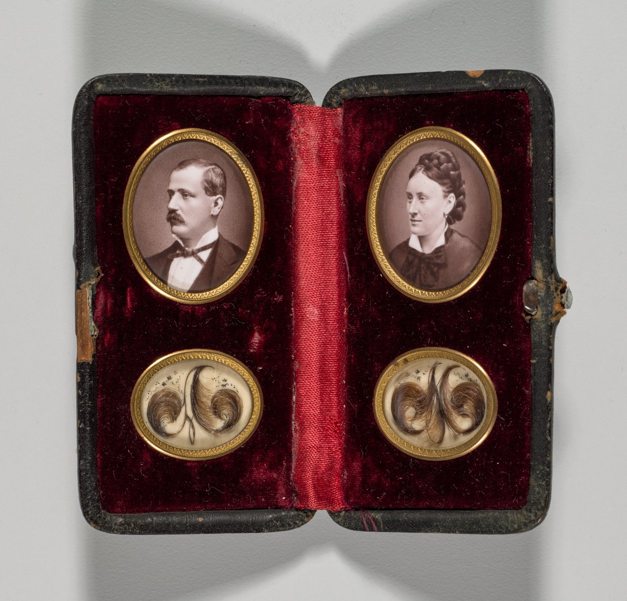 Unbetiteltes Etui mit Porträts eines Mannes und einer Frau und Haarschmuck, um 1870er Jahre von Unbekannt