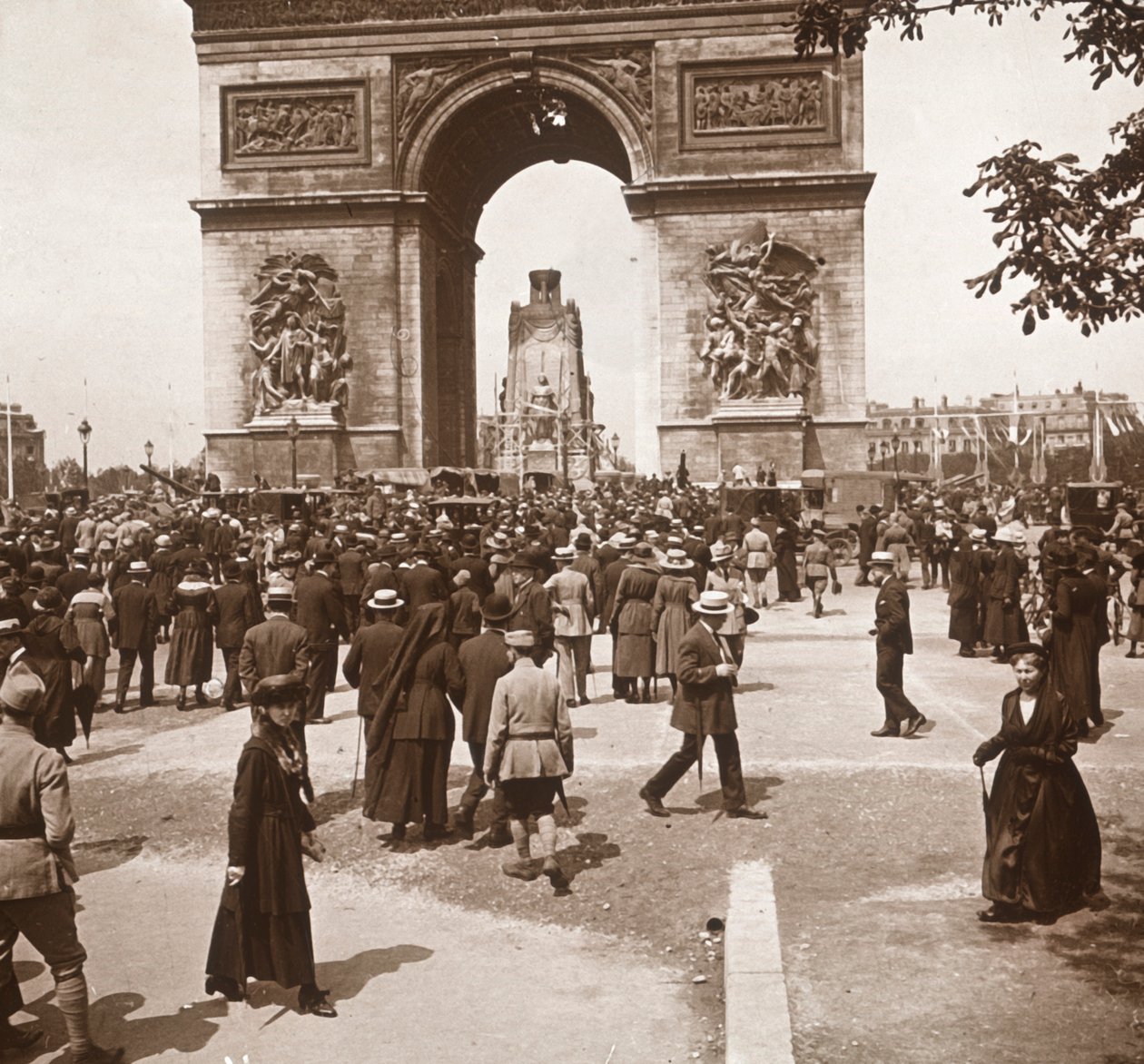 Siegesfeier, Zivilisten am Arc de Triomphe, Paris, Frankreich, Juli 1919 von Unbekannt