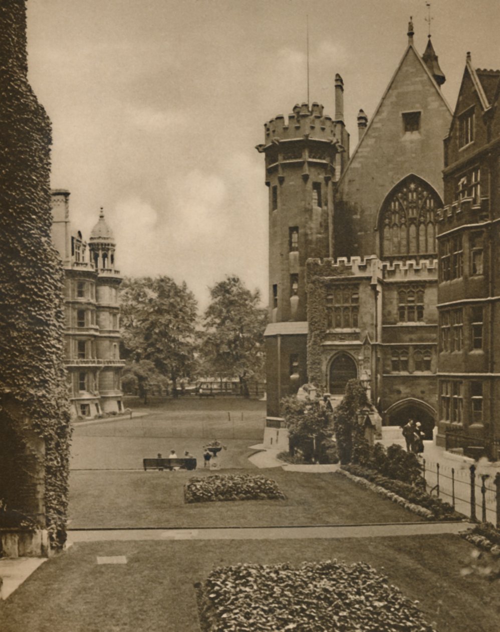 Blick auf die Middle Temple Gardens vom Fountain Court, um 1935 von Unbekannt