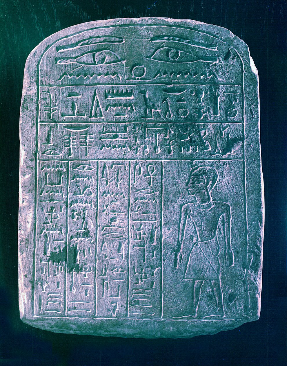 Votivstele, gewidmet von seinem Bruder an einen Mann aus Ermant, nahe Theben, Altes Ägypten von Unbekannt