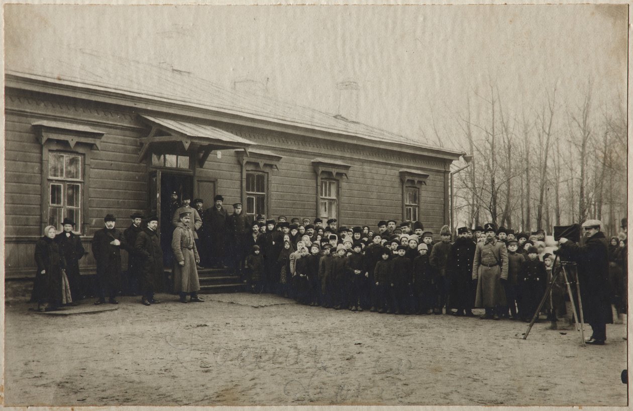 Warten auf die Überführung des Leichnams von Leo Tolstoi am Bahnhof Astapovo, 20. November 1910, 1910 von Unbekannt