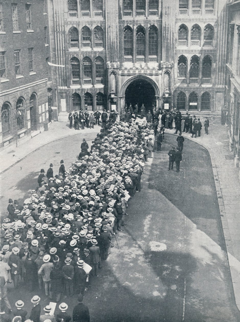 Warten auf den Eintritt in die Guildhall für Mr. Asquiths erste große Aufruf zur Waffenversammlung, 1914 von Unbekannt
