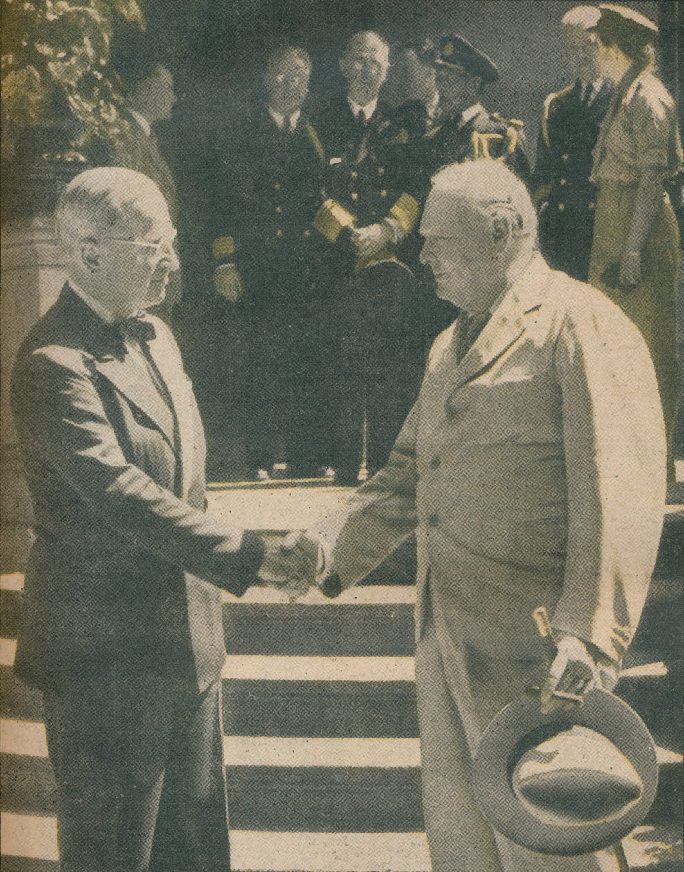 Herzlicher Händedruck zwischen Premier und Präsident, 1945 von Unbekannt