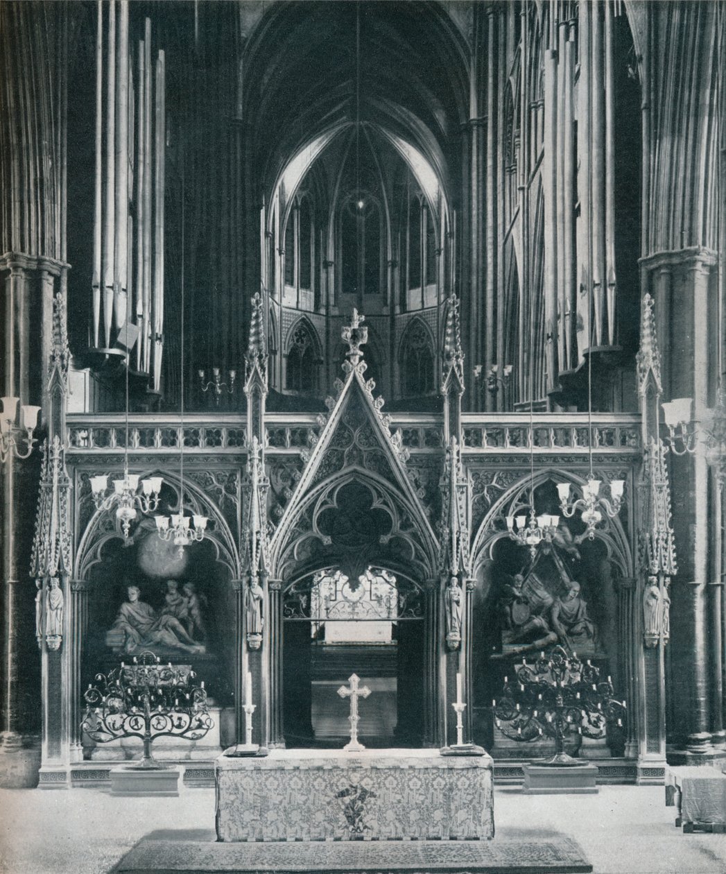 Westminster Abbey, London, zeigt Benno Elkans Altes Testament und Neues Testament Kandelaber, ca. 1942 von Unbekannt