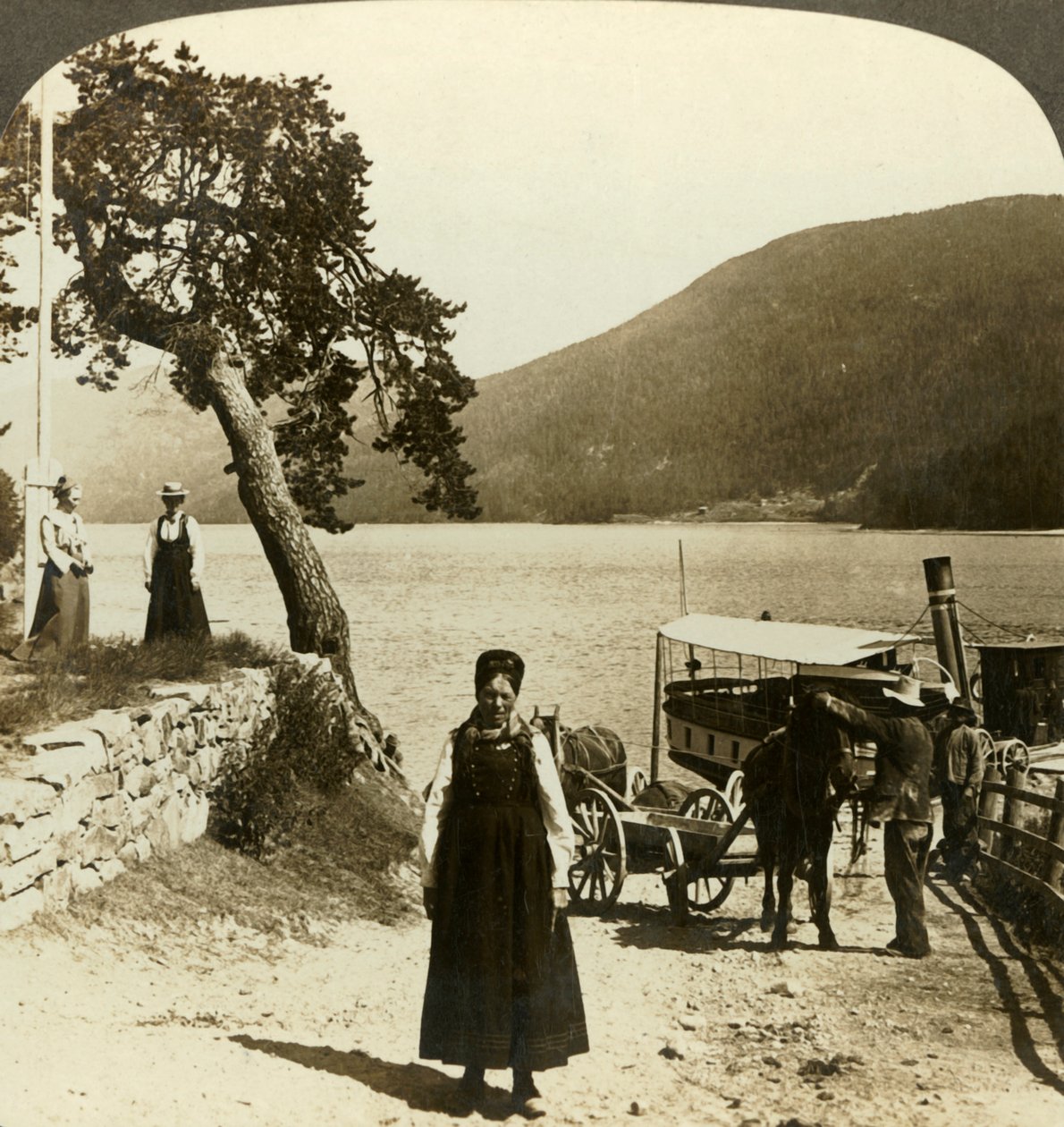 Wenn der Dampfer am Pier von Tinoset anlegt - Blick über den Tinsjo zu den Hügeln, Norwegen, um 1905 von Unbekannt