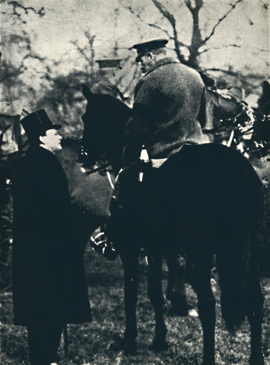 Mit König Georg V. bei Militärübungen, 1913, 1945 von Unbekannt