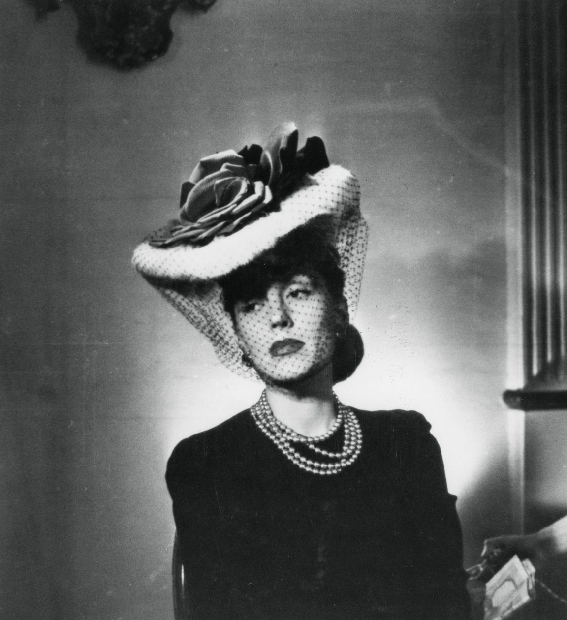 Frau mit Hut und Schleier von dem französischen Modedesigner Jacques Fath, Frankreich, 1943 von Unbekannt
