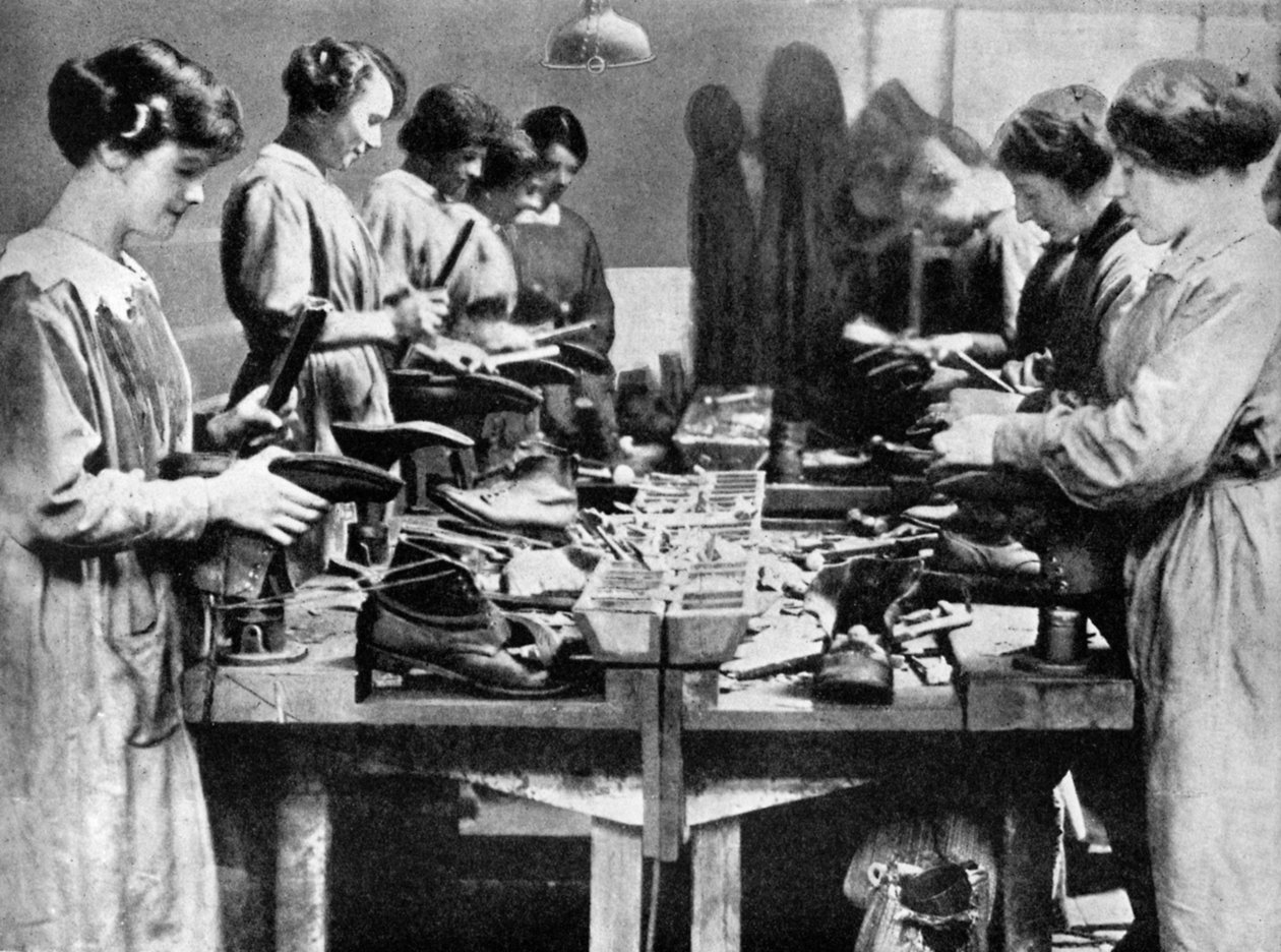 Schuhmacherinnen reparieren Schuhe für den Kriegseinsatz, 1914-1918 von Unbekannt