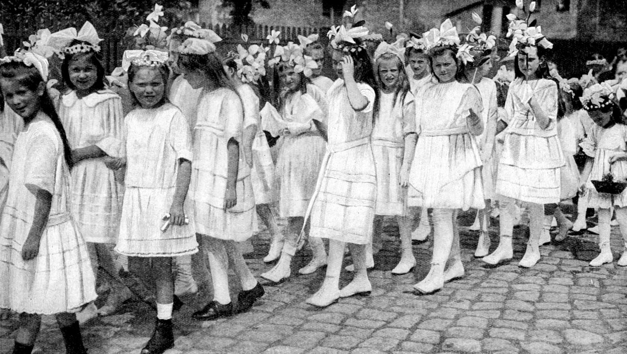 Junge Mädchen bei einem Kirchenfest, Berlin, Deutschland, 1922 von Unbekannt