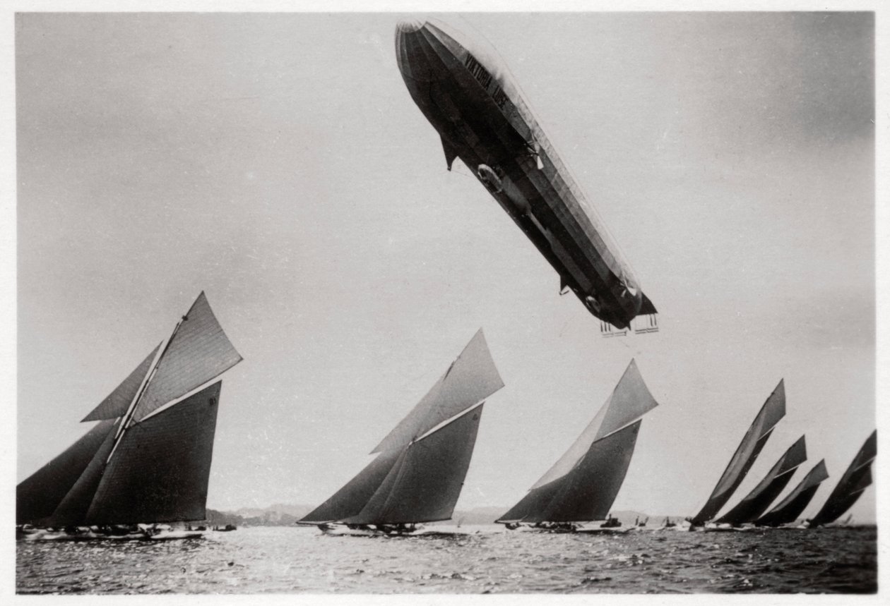 Zeppelin LZ11 Viktoria Luise im Flug während der Kieler Regatta, Deutschland, 1912, 1933 von Unbekannt