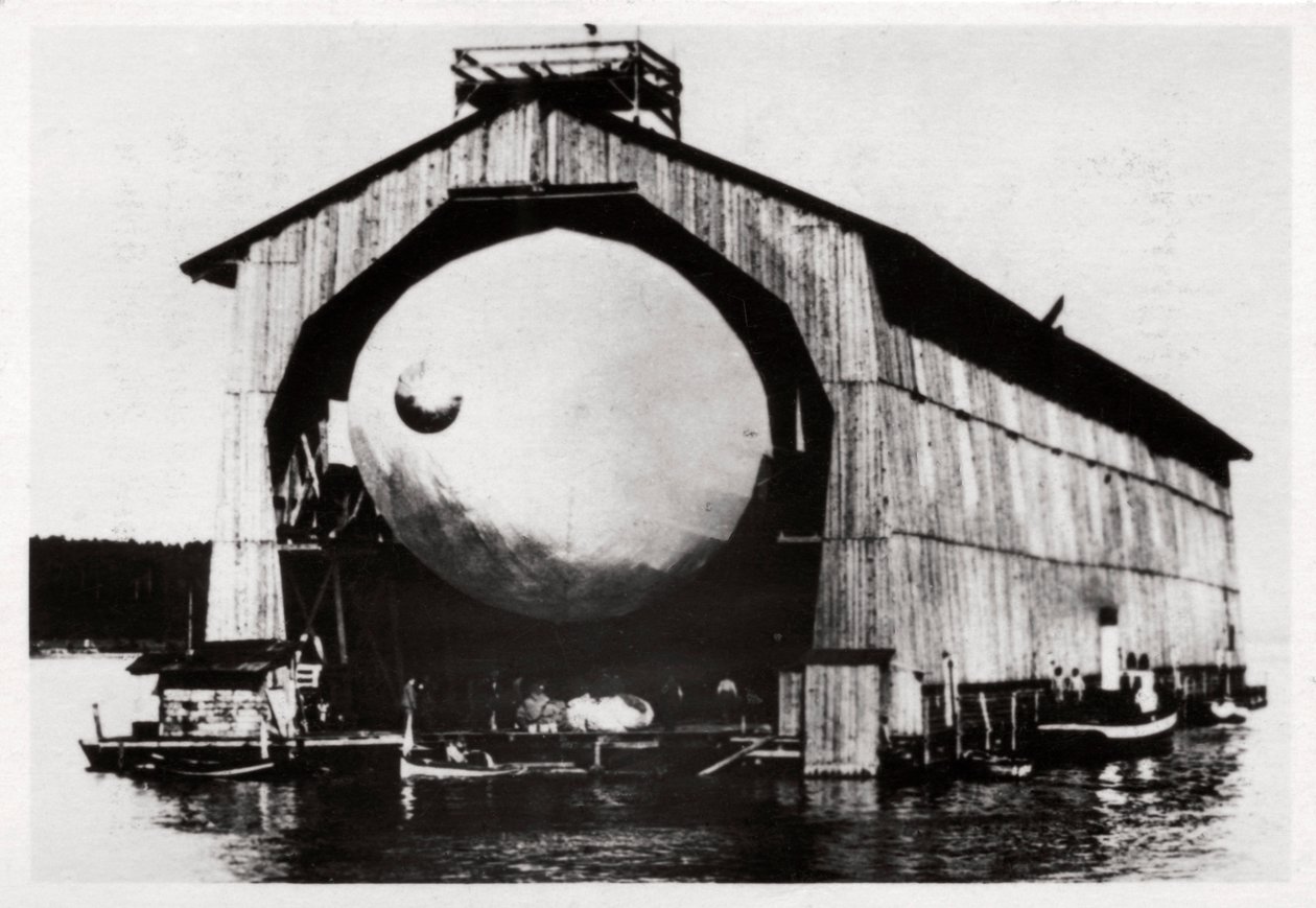 Zeppelin LZ1 in einem schwimmenden Hangar in Manzell, Friedrichshafen, Deutschland, 1900 von Unbekannt