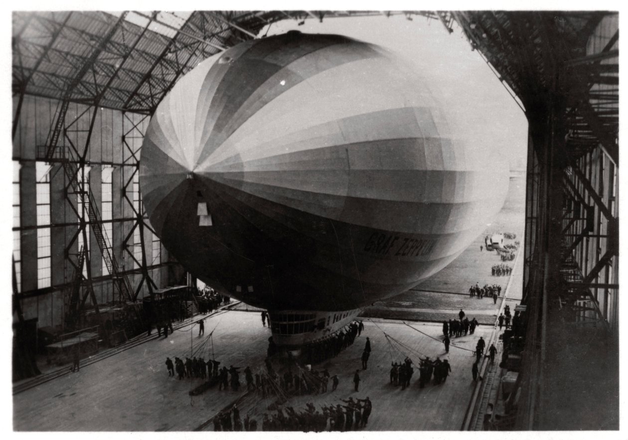 Zeppelin LZ 127 Graf Zeppelin fährt in seinen Hangar, 1933 von Unbekannt
