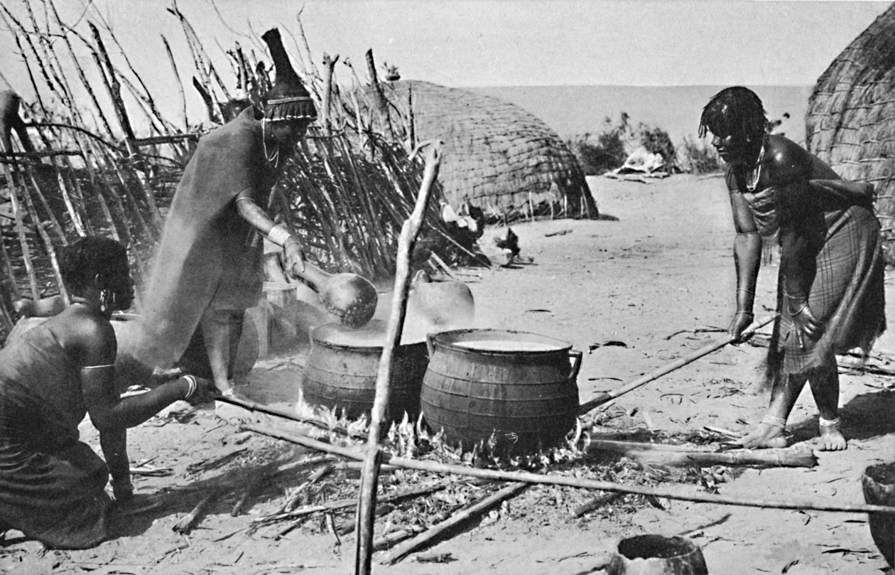 Zulu-Frauen brauen Utshwala-Bier, Natal von Unbekannt