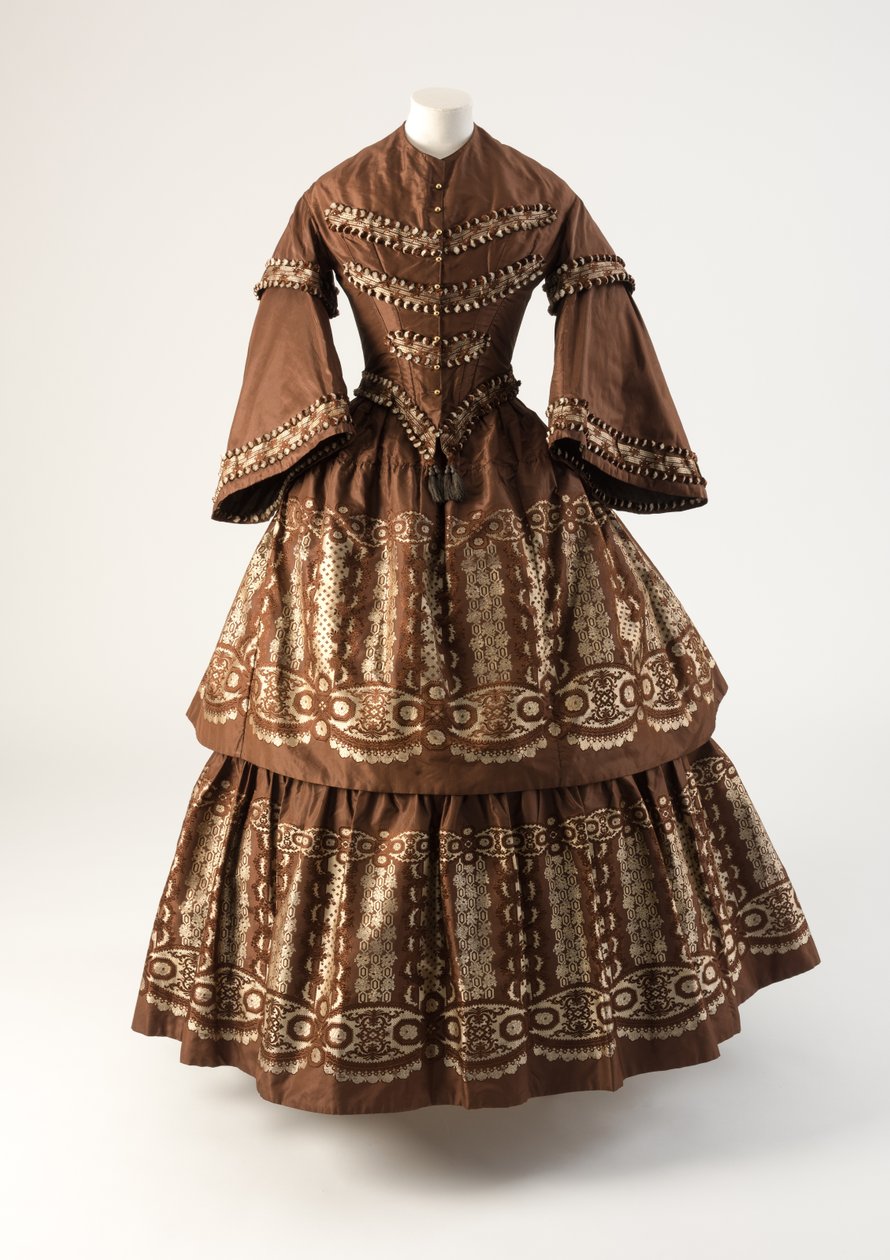 Braunes und cremefarbenes Seidenkleid mit Volants, 1850er Jahre von Unbekannt Unbekannt
