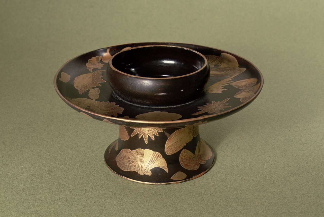 Tassenständer mit Nashiji-Dekoration (Technik, bei der unregelmäßig geformte und verteilte Goldfolienstücke unter der Oberfläche liegen), japanisch, 19. Jahrhundert von Unbekannt Unbekannt
