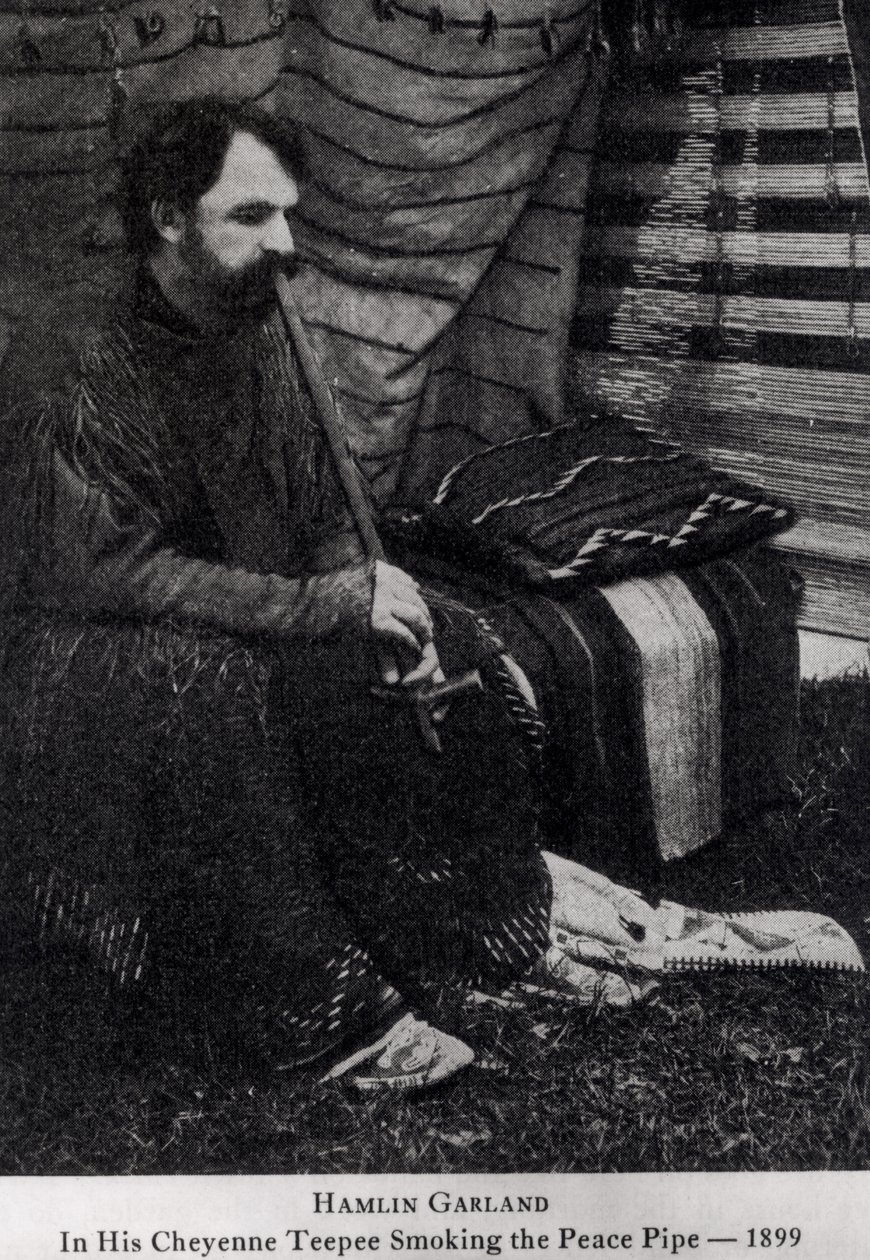 Hamlin Garland in seinem Cheyenne-Tipi, raucht eine Friedenspfeife, aus 