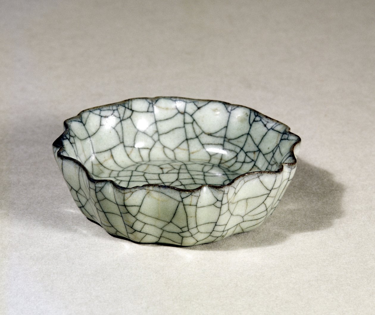 Kuan-Ware Pinselwascher, geformt mit acht Loben und einem gewellten Rand, Sung-Dynastie (960-1279) von Unbekannt Unbekannt
