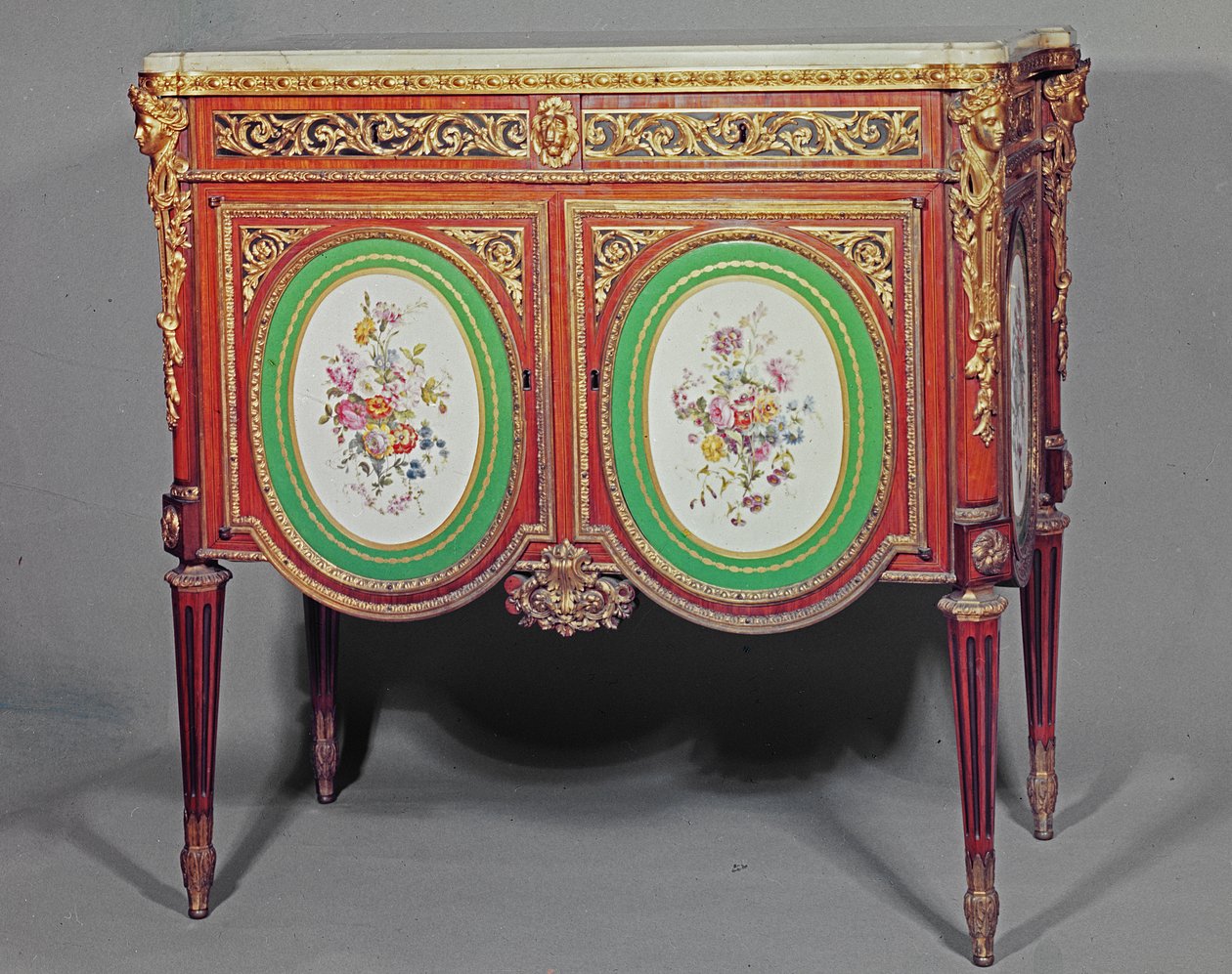 Louis XVI Schrank, gestempelt M.Carlin JME, dekoriert mit Ormolu und Sevres Plaketten, ca. 1774 von Unbekannt Unbekannt