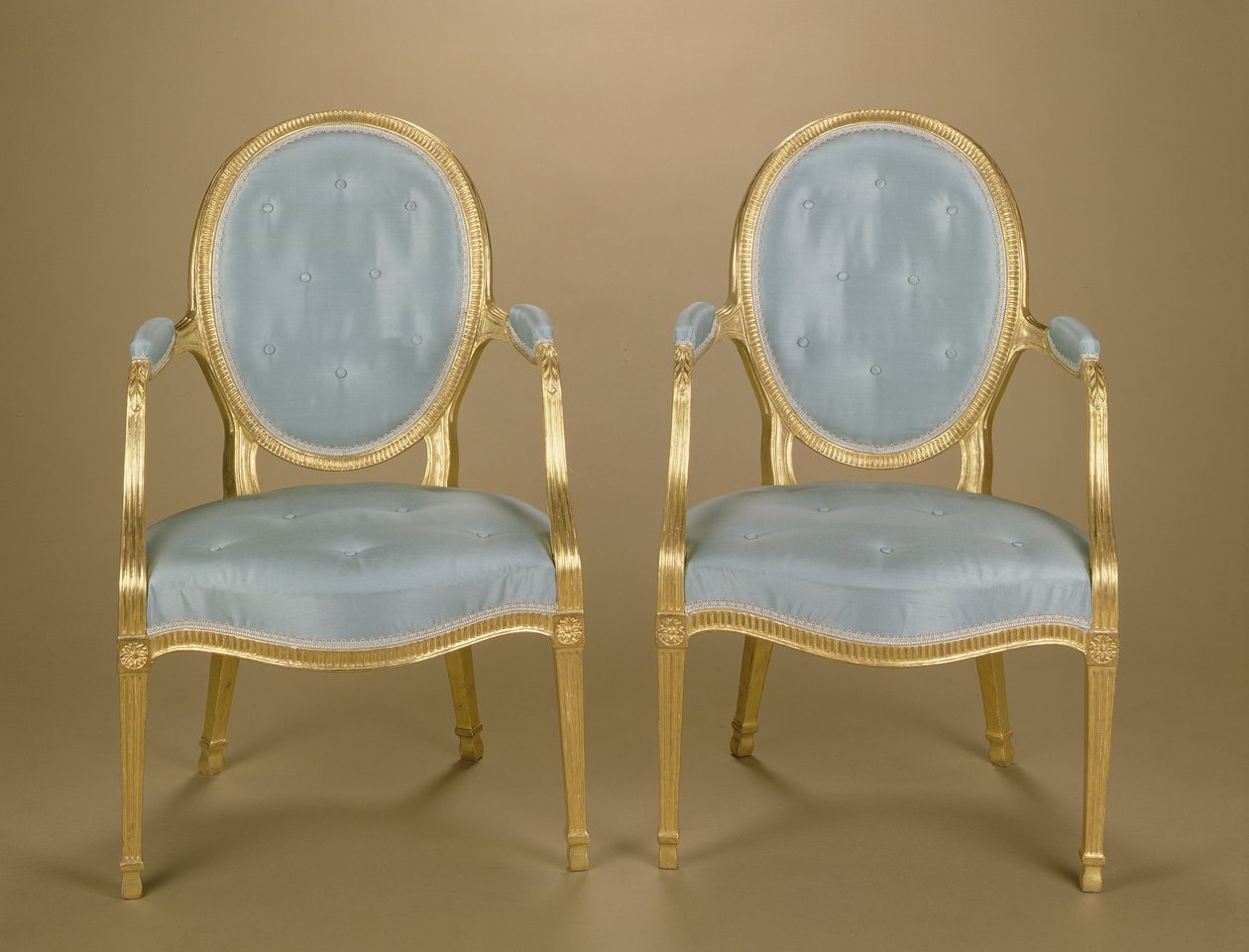 Paar Adam-Stühle mit ovaler Rückenlehne, vergoldet, blau gepolstert, um 1780 von Unbekannt Unbekannt