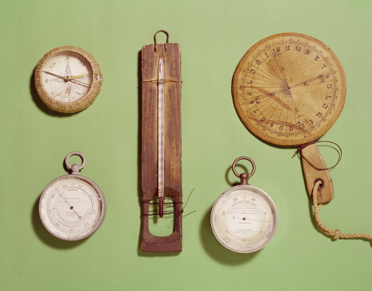 Scotts Kompass, Thermometer, Sonnenuhr, Barometer und Höhenmesser, verwendet auf der Antarktisexpedition 1910-12 von Unbekannt Unbekannt
