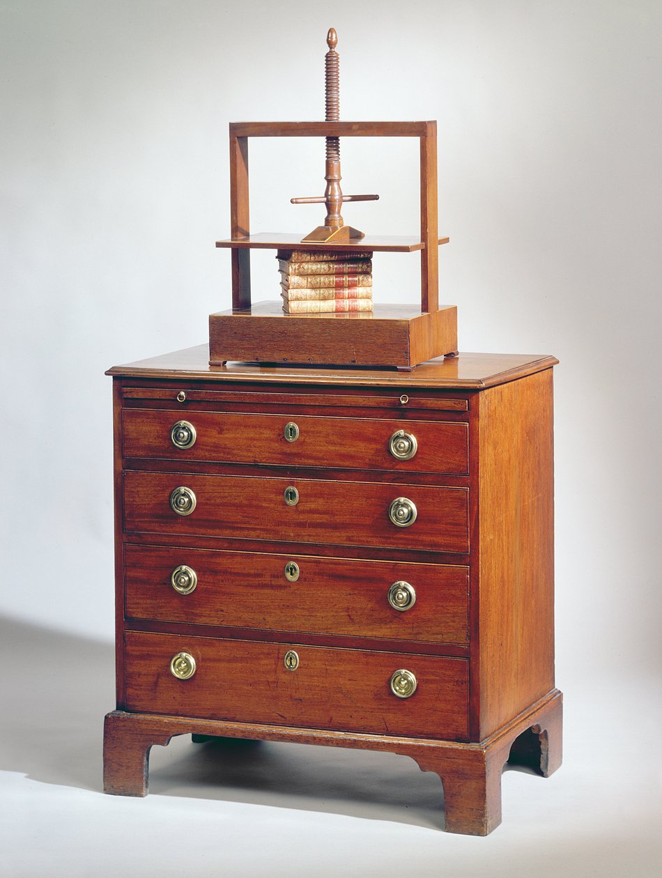 Kleine Mahagoni-Kommode von Sheraton, ca. 1790, gekrönt von einem Mahagoni-Buchpresse von Unbekannt Unbekannt