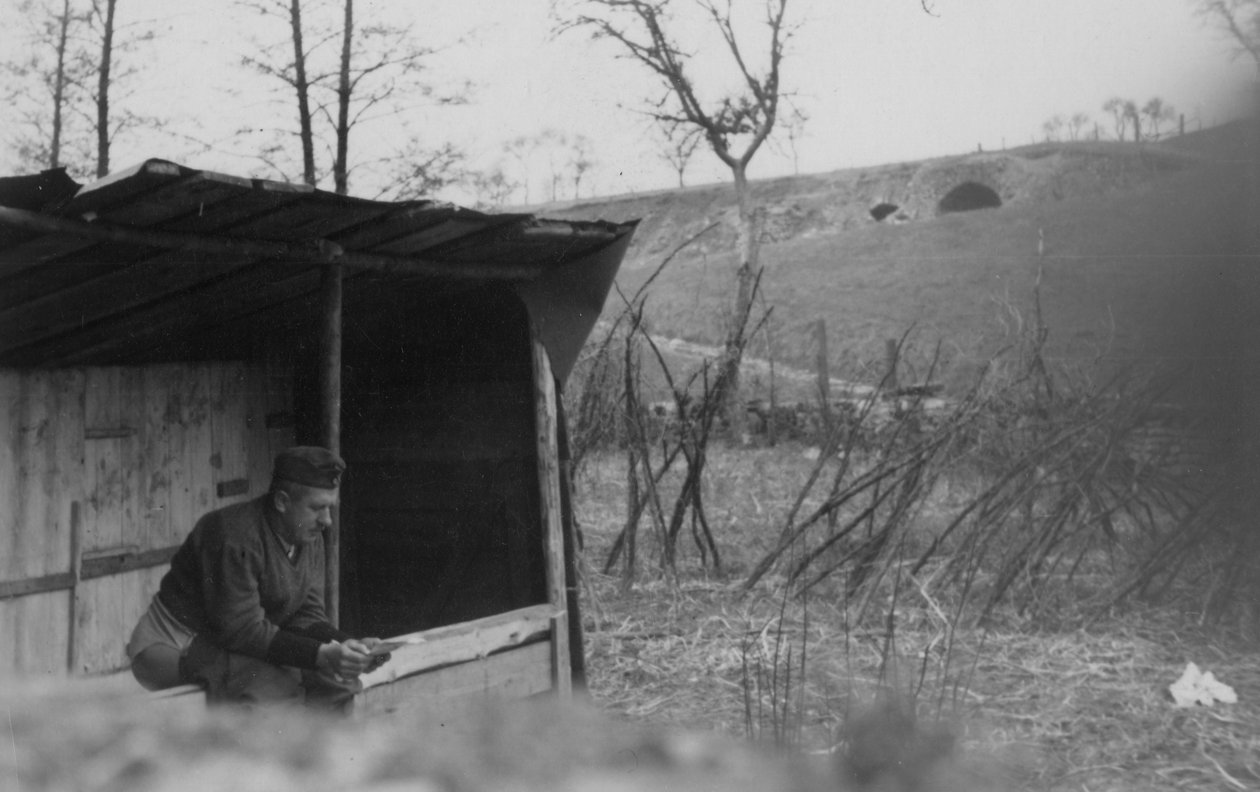Ein Soldat auf der Toilette, 1942 von Unbekannt Unbekannt