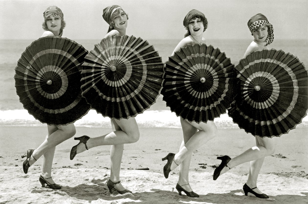 Badende Schönheiten mit Sonnenschirmen, um 1928 von Unbekannt Unbekannt