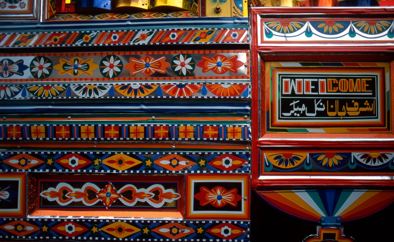 Körperanpassung, eine Volkskunst aus Pakistan, hat die Dorfstraßen, Stadtstraßen und Fernstraßen in eine nationale Galerie ohne Wände verwandelt, eine freiformige, kaleidoskopische Ausstellung in ständiger Bewegung. Die überwiegende Mehrheit der Lastwagen  von Unbekannt Unbekannt