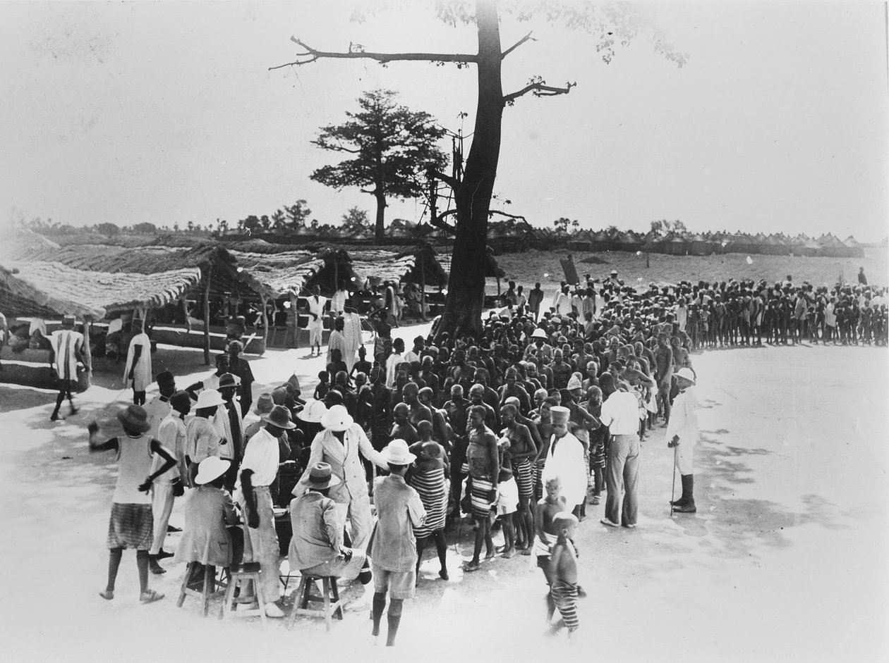 Impfung im Freien in der Elfenbeinküste, um 1920-30 von Unbekannt Unbekannt