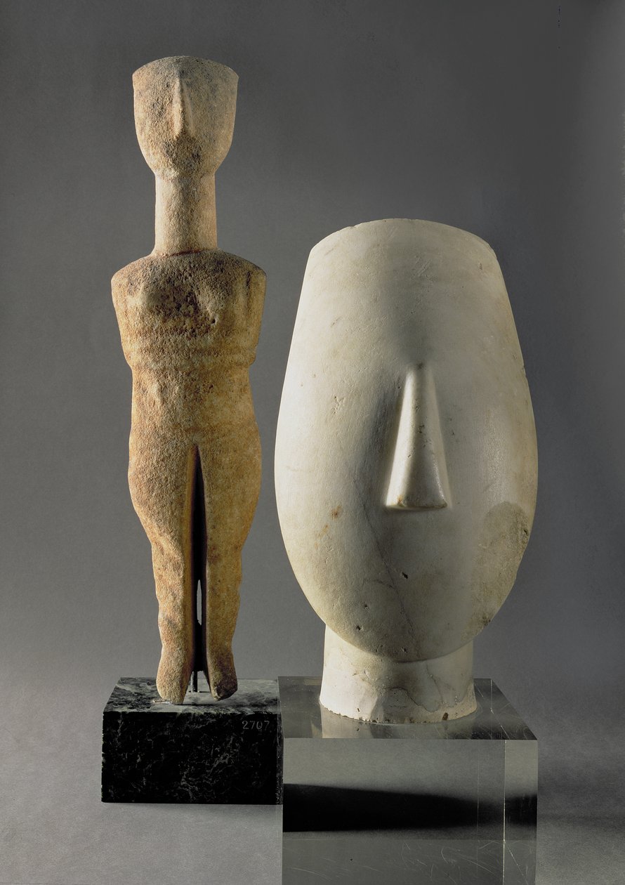 (Lto R) Figur mit verschränkten Armen, Kykladisch; Kopf einer Frau, Fragment einer Statue, aus Keros, Frühe Kykladische II Periode ca. 2700-2400 v. Chr. (Marmor) von Unbekannt