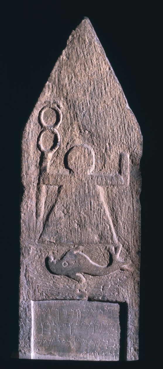 00357 Votivstele, die Tanit, Göttin von Karthago, darstellt, die einen Hermesstab mit einem Delphin hält und eine Inschrift darunter, phönizisch, aus Tophet El-Horfa, Algerien, 2.-1. Jahrhundert v. Chr. von Unbekannt