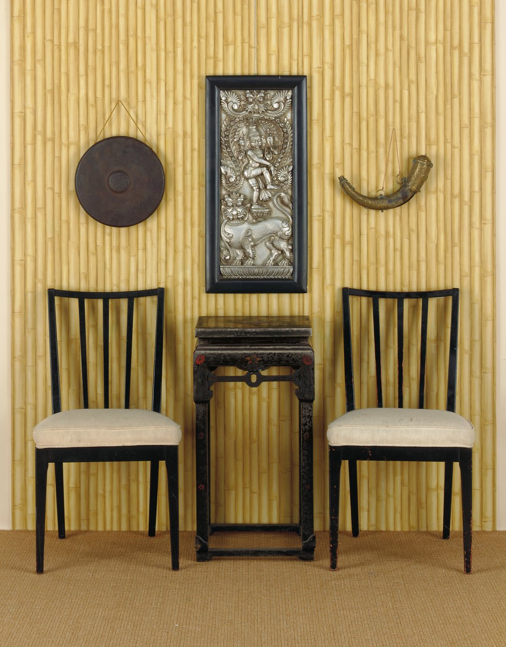 Chinesischer ebonisierter und polychrom dekorierter Beistelltisch, Innenraum von Marlon Brandos Haus, Mulholland Drive, Los Angeles, USA von Unbekannt
