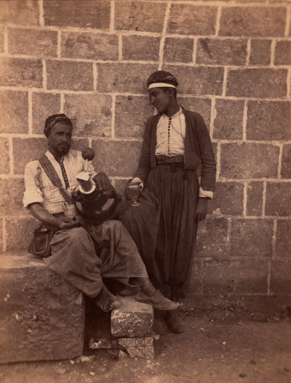 Limonadenhändler in Beirut. Fotografie von Charles Lallemand (1826-1904) in „Syrien, Kostüme, Reisen und Landschaften“. 1865. Private Sammlung. von Unbekannter Künstler