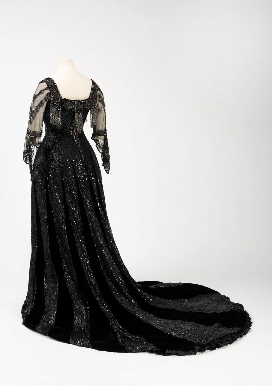 Schwarzes Abendkleid, getragen von Königin Alexandra, mit Perlen- und Paillettenverzierung und der Unterschrift von Königin Alexandra, hergestellt von Barolet of Knightsbridge, London 1908-1910 von Unbekannt