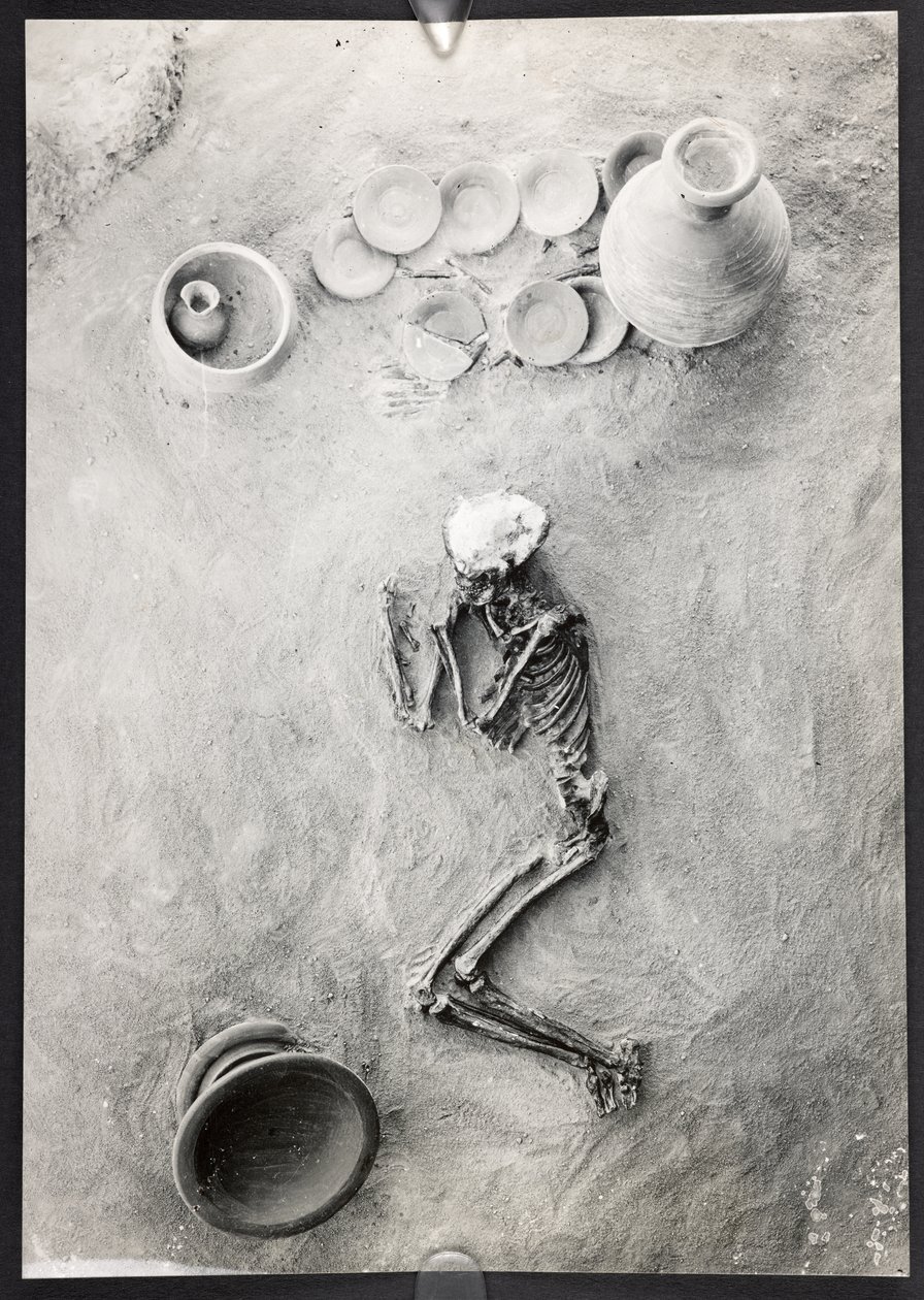 Begräbnisgruppe auf dem Friedhof auf Site H, Eastern Trench, Harappa-Ausgrabungen, Mohenjo-Daro von Unbekannter Künstler