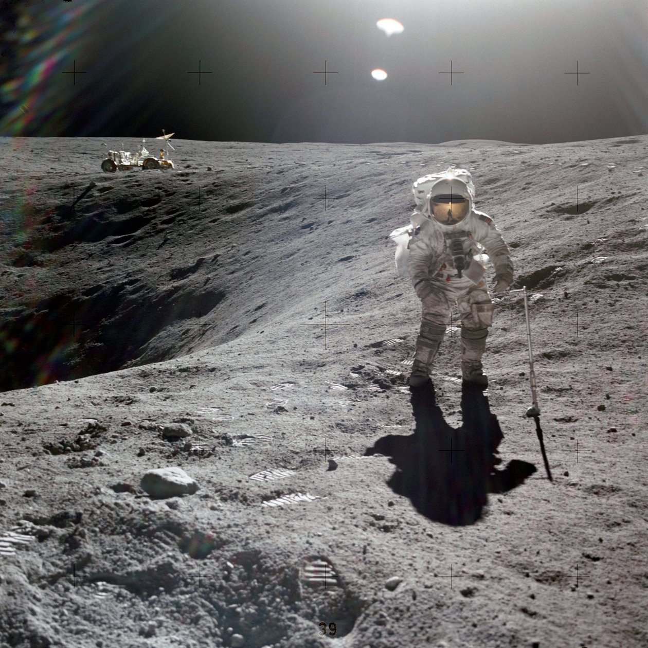 Charles M. Duke, Jr., Mondlandemodulpilot der Apollo 16 Mission, sammelt Mondproben am Rand des Plum-Kraters, April 1972 von Unbekannt