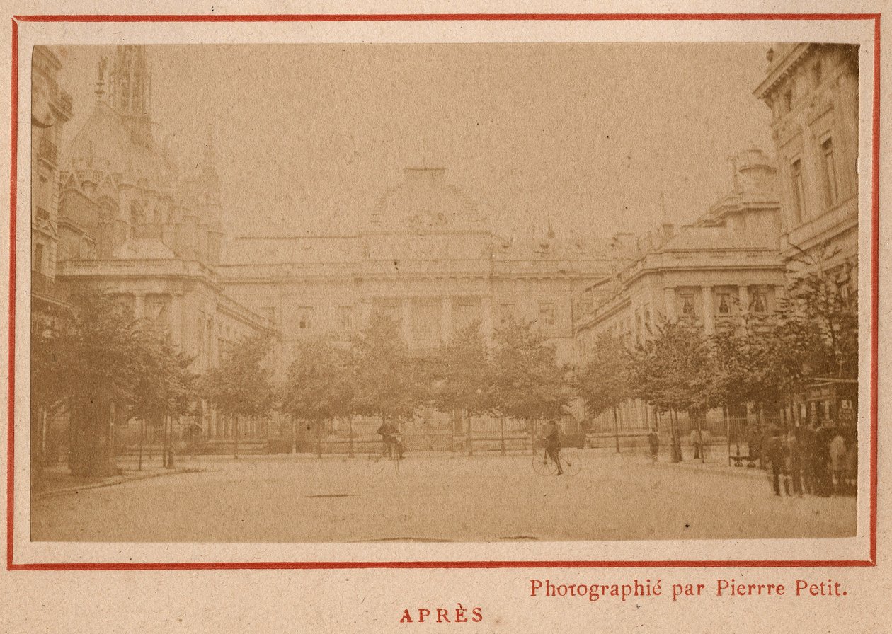 Pariser Kommune (1871): Blick auf den Justizpalast in Paris nach dem Brand im Mai 1871. Fotografie von Pierre Pepetit von Unbekannt