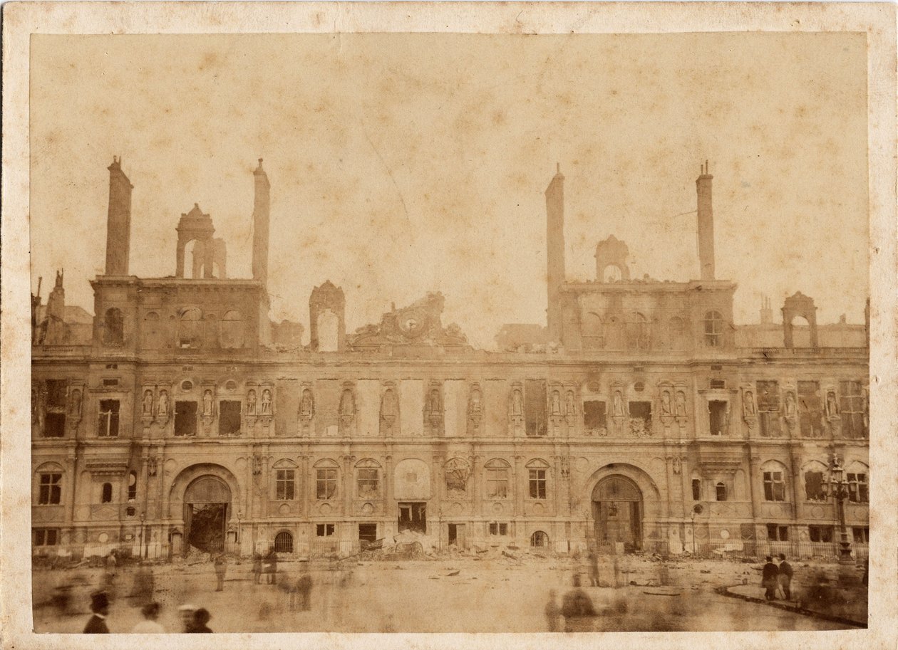 Pariser Kommune (1871): Blick auf den Brand des Rathauses im Mai 1871. Anonyme Fotografie von Unbekannt